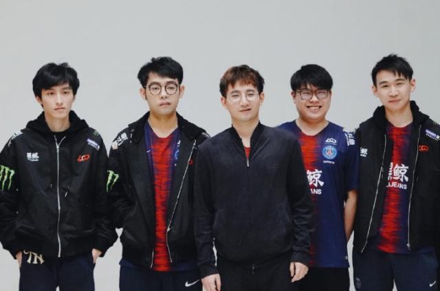 举足轻重的 举足轻重的